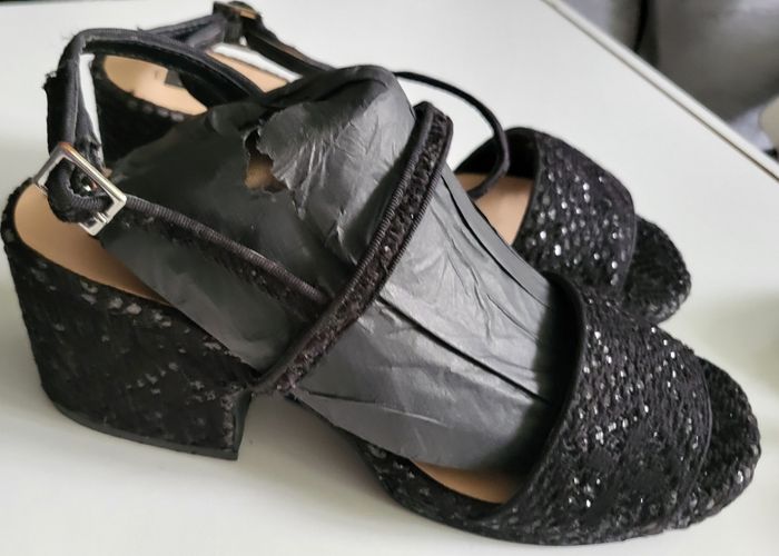 Sandales noires pour femmes Zara Taille 39 État comme neuf (Zara trafaluc) 
 
Prix : 20 euros 

Remise en main propre possible a Rueil-Malmaison (Secteur place besche) 

#zara#zarawoman#zarafashion#zaraaddicted#sandales#sandale#noir#classe#paillette#fêtes - photo numéro 7