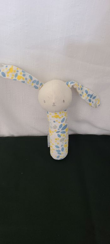 Doudou baton lapin blanc écru bleu jaune tissu KLORANE BOTANIQUE