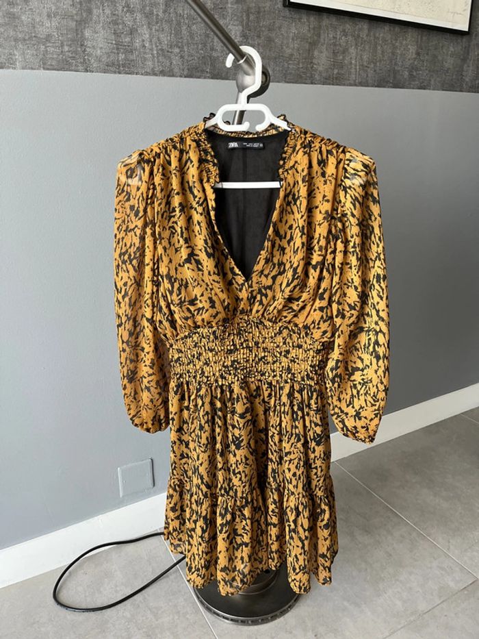 Robe noire et moutarde