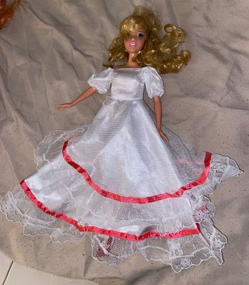 Barbie et sa robe blanche et rouge