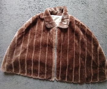 Poncho fausse fourrure femme.