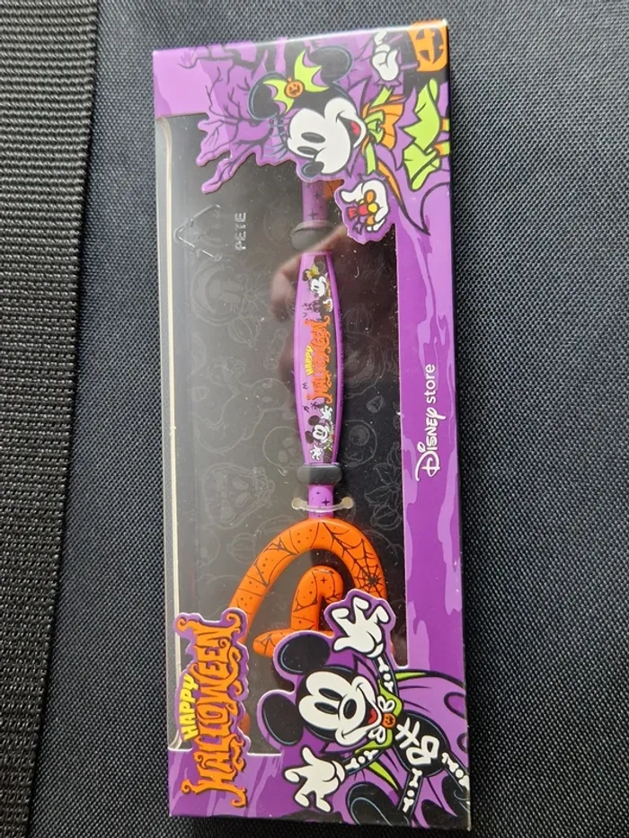 D263 - Disney Store, Mickey and Minnie Halloween 2024 Key