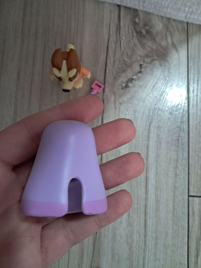 Figurine bingo, sœur de bluey, déguisée en grand mere - photo numéro 4