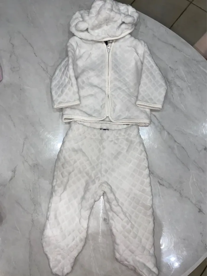 Lot 1 pyjama 2 pièces et un ensemble bébé fille - photo numéro 3