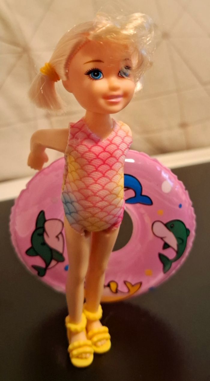 Filette barbie et sa bouée - photo numéro 4