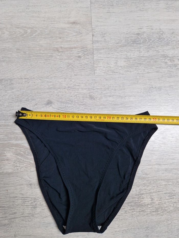 Bas de maillot de bain noir pain de sucre indiqué taille 38 mais convient à un 36 ou 34 - photo numéro 3