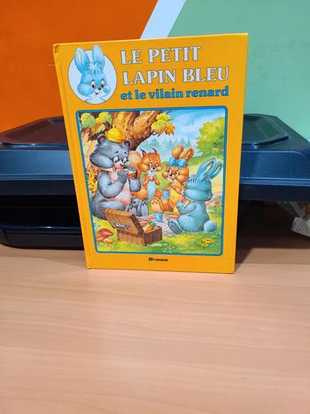 Le petit lapin bleu et le vilain renard