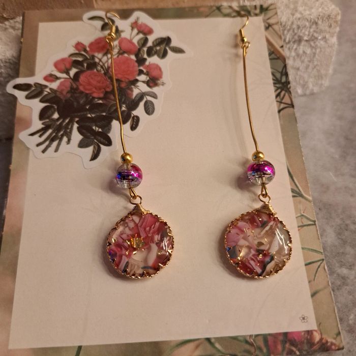 Boucles d'oreilles pendante en résine rose et doré - photo numéro 6