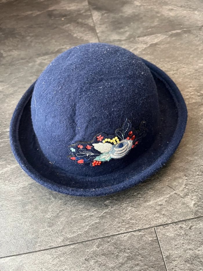 Chapeau bleu marine avec broderie