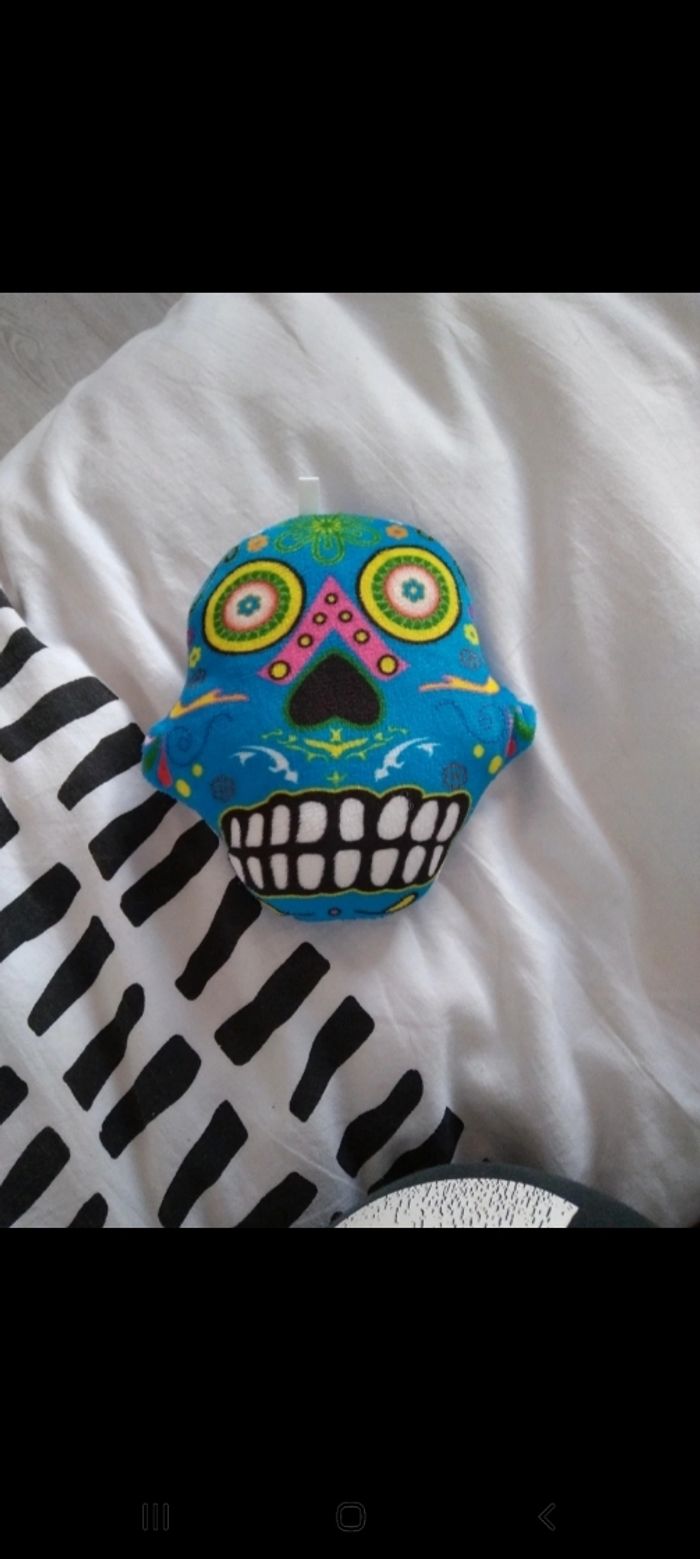 Deux peluches tête de mort et chihuahua