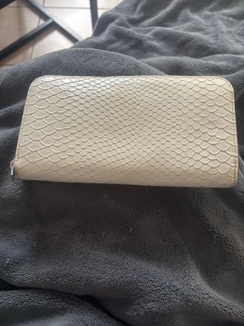 Porte feuille en bon état 