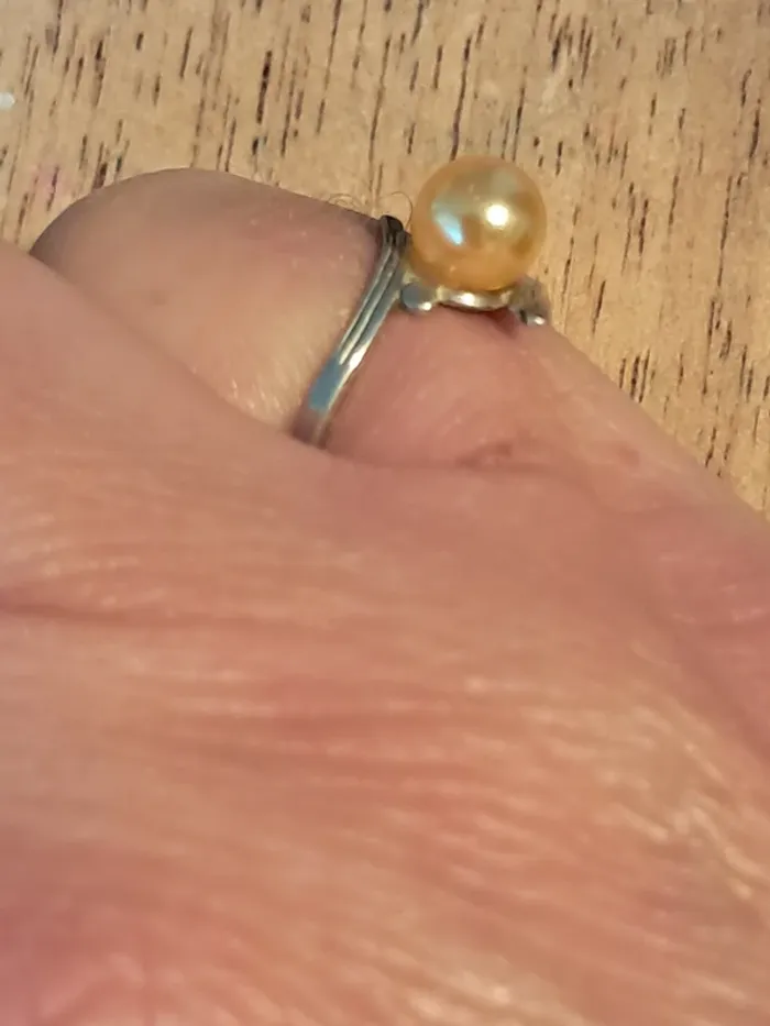 Adorable bague en argent avec perle de culture dorée - photo numéro 5