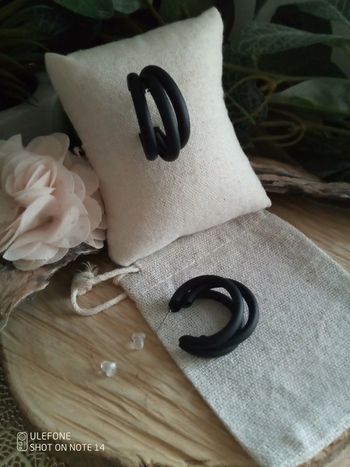 Boucles d'oreilles noires toutes douces
