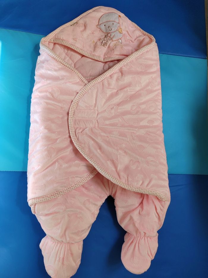 Nid d'ange hiver nouveau né fille