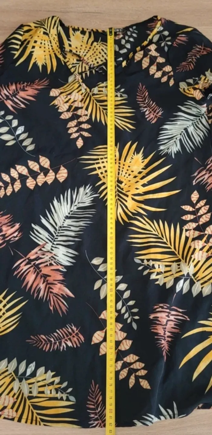 Robe courte noire motifs feuilles jaune et rose corail Taille 40 - photo numéro 10
