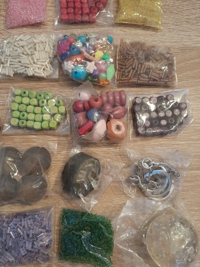 Lot de 40 sachets de perles et accessoires - photo numéro 3