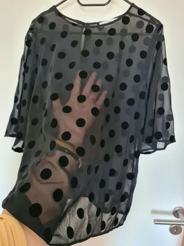 Haut transparent a pois noir taille 44 - photo numéro 6