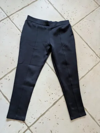Joli pantalon type legging matelassé bleu marine taille 42/44
