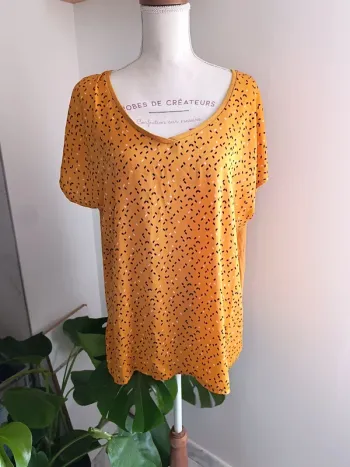 🎀 jolie t-shirt jaune moutarde taille 48 🎀