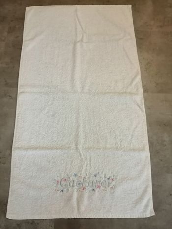 serviette blanche brodée Cacharel