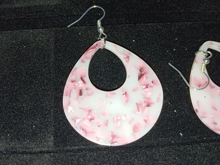 Boucles d'oreilles en résine blanc et rose - photo numéro 3