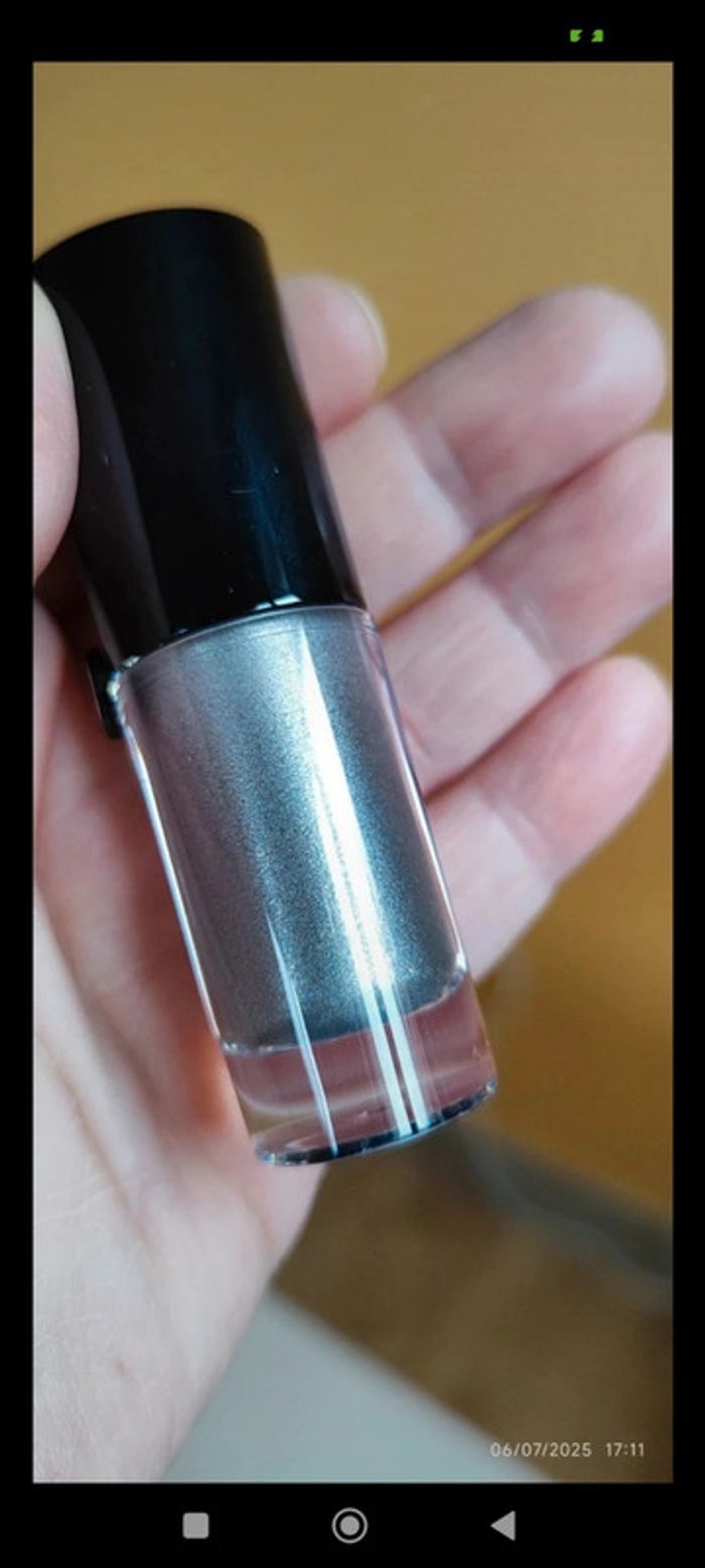 Giorgio Armani Eye Tint Chrome Liquid Eyeshadow Teinte Aurore 06 - photo numéro 5
