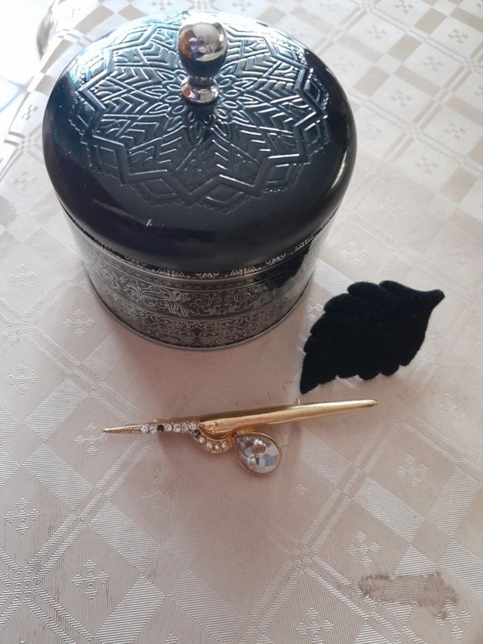 Broche feuille noire