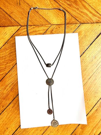 Neuf très beau collier à 4 niveaux