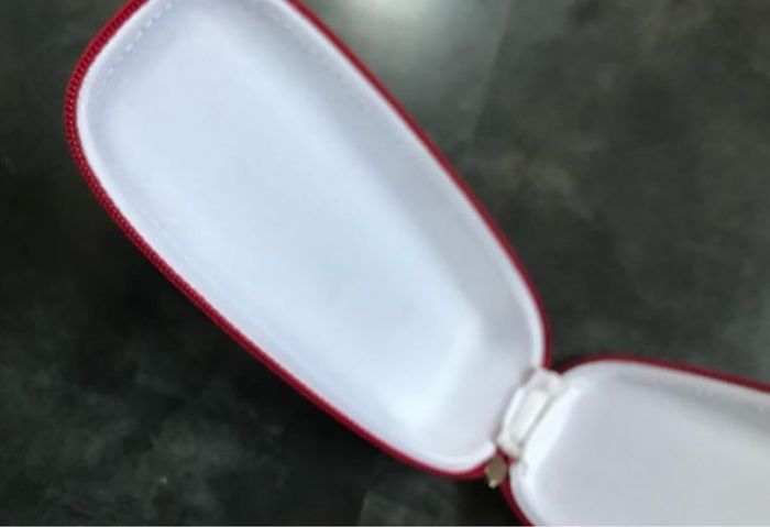 Bel étui à lunettes rouge Puma - photo numéro 4