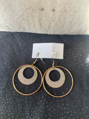 Boucles d'oreilles pendantes dorées blanches