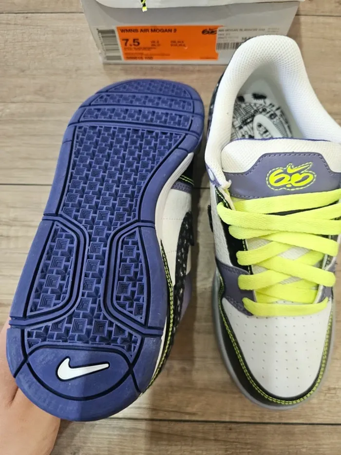 Très belles baskets Nike Air Mogan, blancnoir, pointure 38,5 - photo numéro 9
