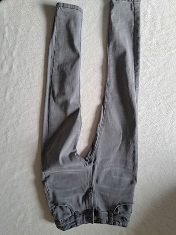 Jeans gris.