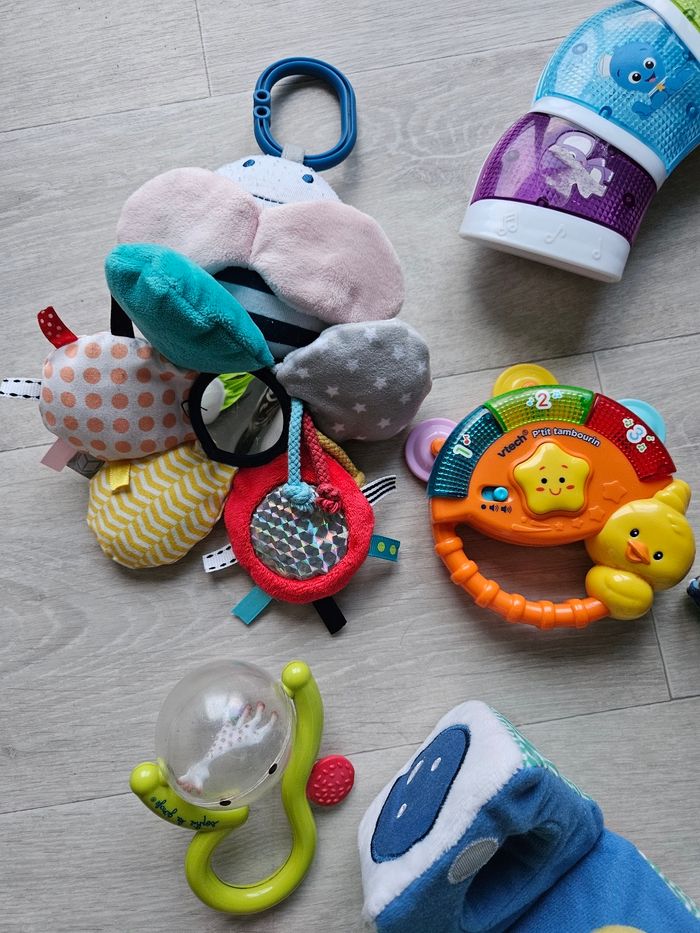Lot de jouets éveil bébé multi marques - photo numéro 2