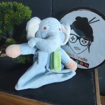 Doudou plat éléphant bleu foulard vert charly et cie Plat