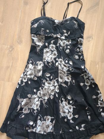 Jolie robe noire à fleurs avec dentelle