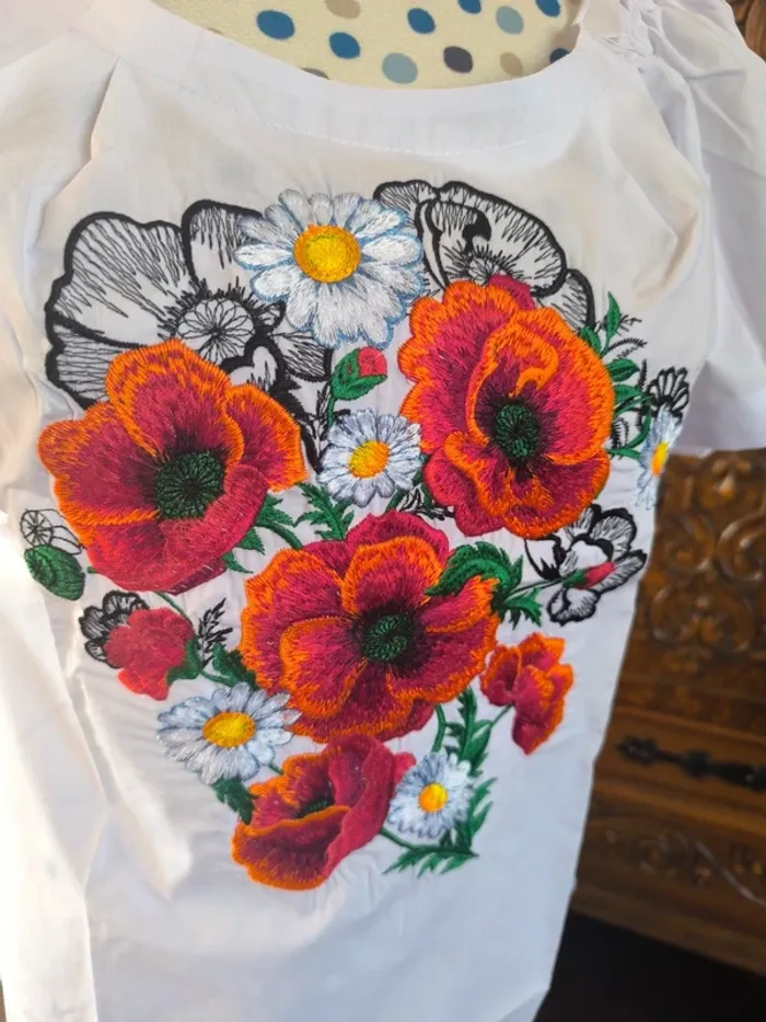 Magnifique blouse avec broderies fleurs - photo numéro 2