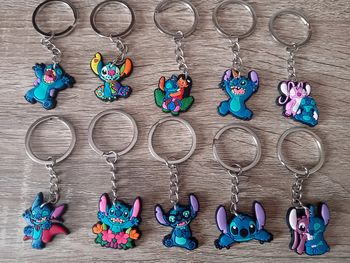 Lot de 10 porte clefs neufs stitch
