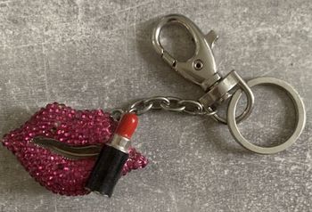 Porte-clés Lèvres strass fuchsia et rouge à lèvres (Neuf)