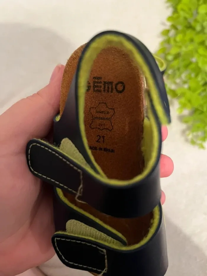 Très jolie paire de claquette pour petite garçon - photo numéro 3
