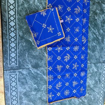 Nappe bleue Francoise Saget 1m45 par 1m50 et ses 12 serviettes 42cm par 42cm