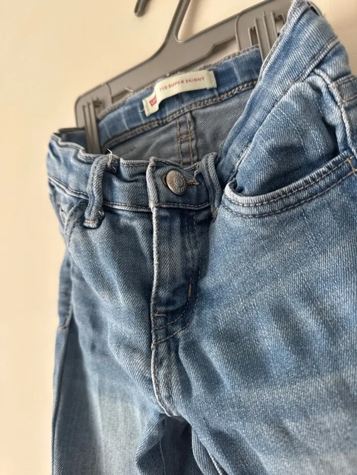 👖 jeans levi’s - fille - 4 ans - 104 cm - bon état - photo numéro 2