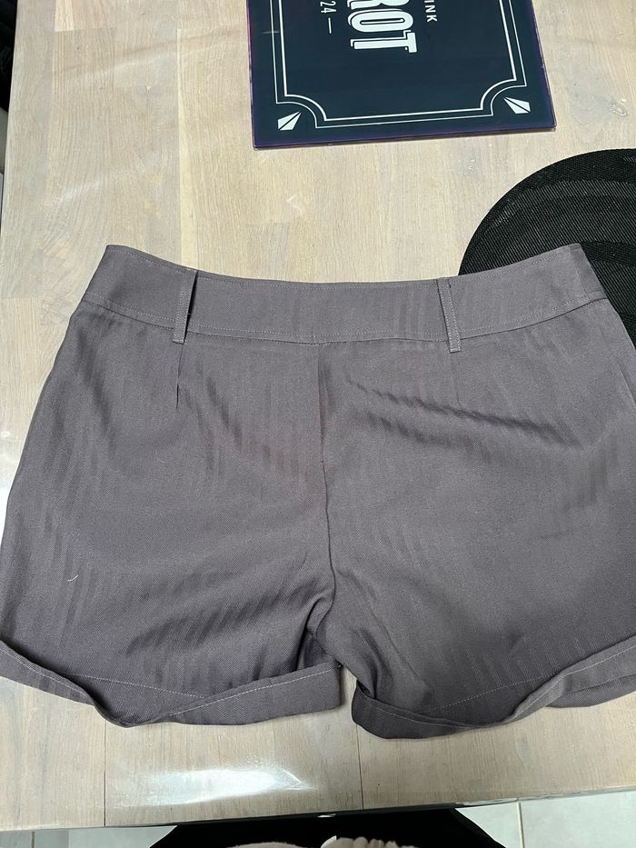 Short gris - photo numéro 3