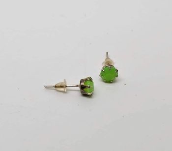 Paire de boucles d'oreilles. Neuve.
Verte