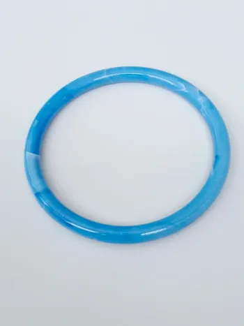 Bracelet jonc minimaliste en résine – pièce tendance et légère