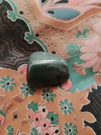 aventurine verte foncée brute décorative.