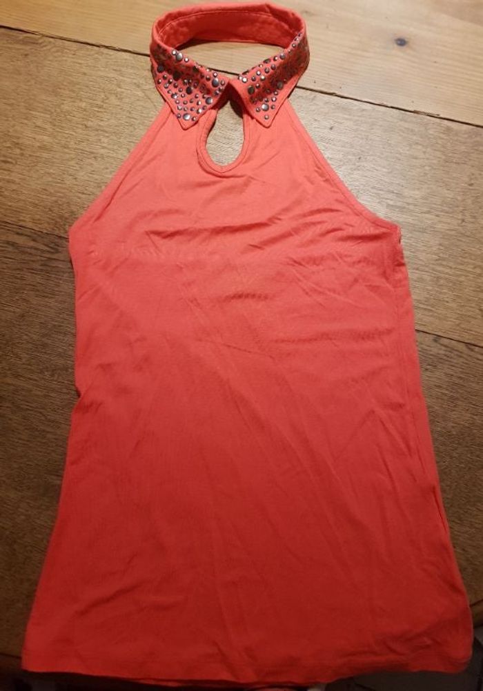 T-shirt dos nu rose fluo, col chemise clouté