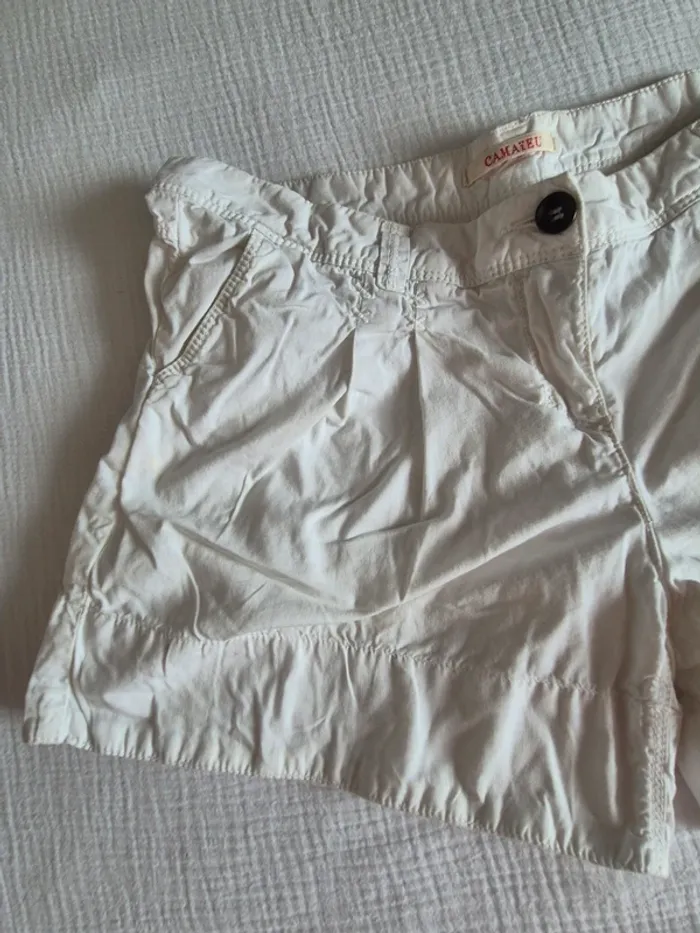 Short blanc Camaïeu bouton noir taille 40 - photo numéro 3