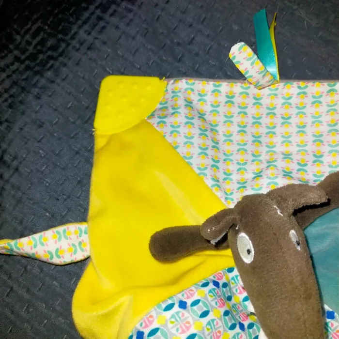 Doudou Loup Plat Rose Vert Jaune Gris Auzou - photo numéro 2
