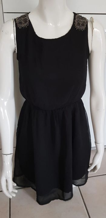 Robe en voile doublée, détail perlé