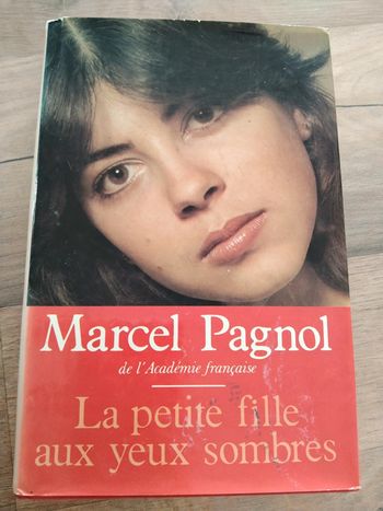 Livre la petite fille aux yeux sombres